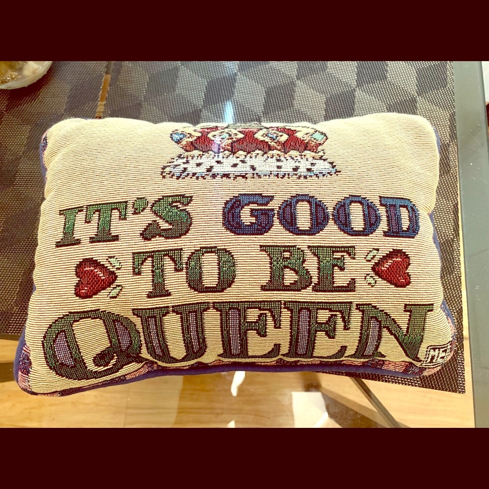 “It’s good to be queen” decorative pillow